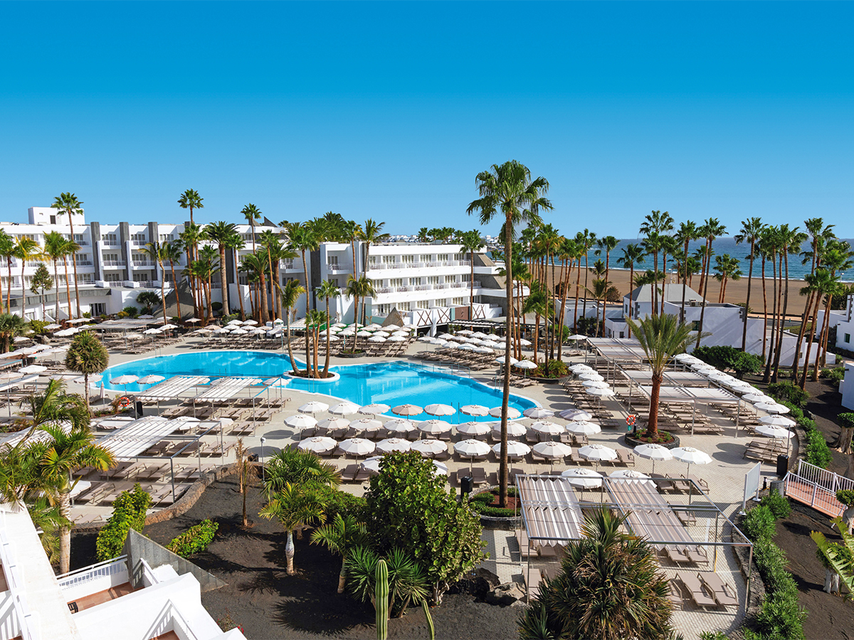 Hier können Sie das Hotel Hotel RIU Paraiso Lanzarote ab 945 € buchen Hotel RIU Paraiso Lanzarote – Hotelfoto