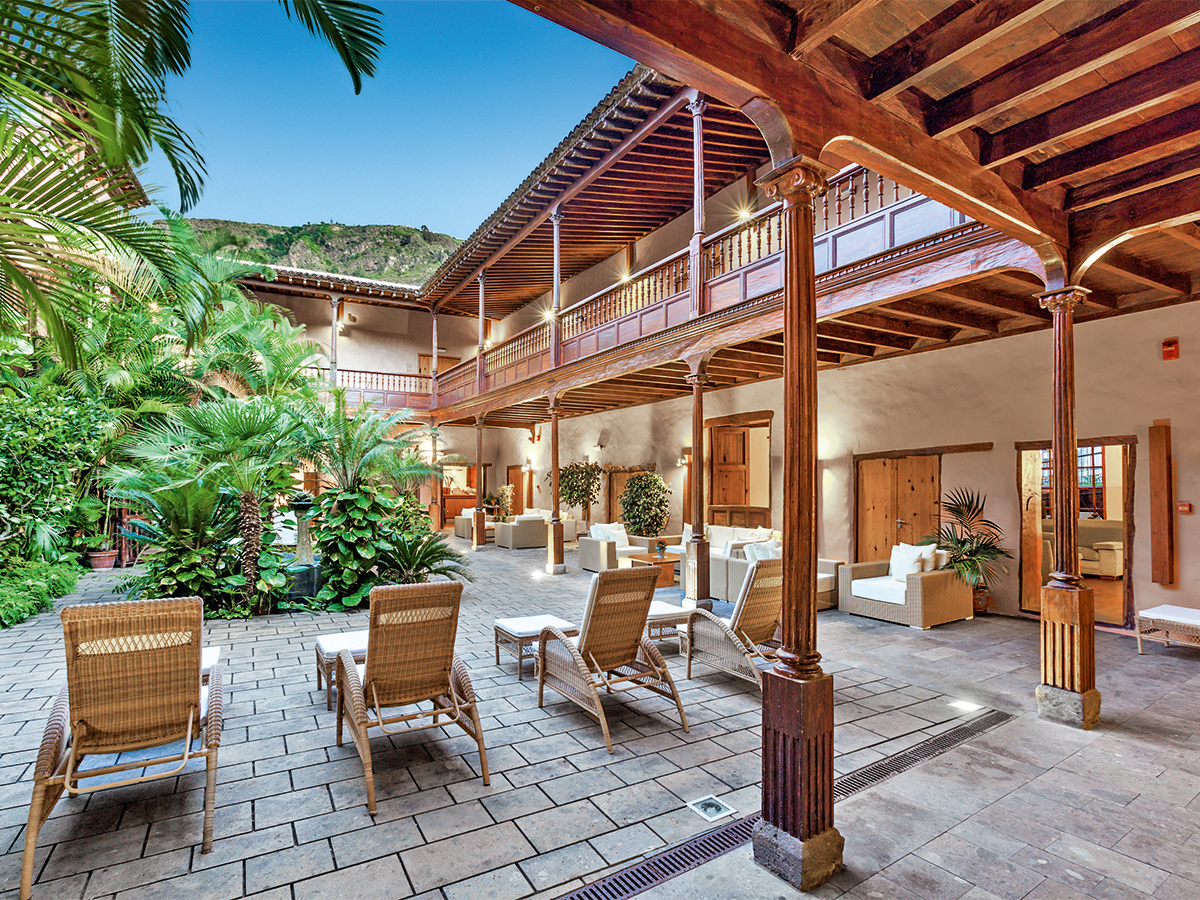 La Quinta Roja by LIVVO