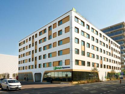 H.I. Express & Suites