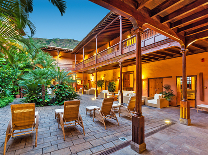 La Quinta Roja by LIVVO